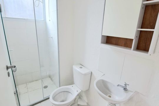 Banheiro de apartamento à venda com 2 quartos, 42m² em Jardim do Lago, Osasco