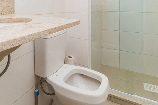 Banheiro de apartamento à venda com 2 quartos, 59m² em Jardim Sabará, Porto Alegre