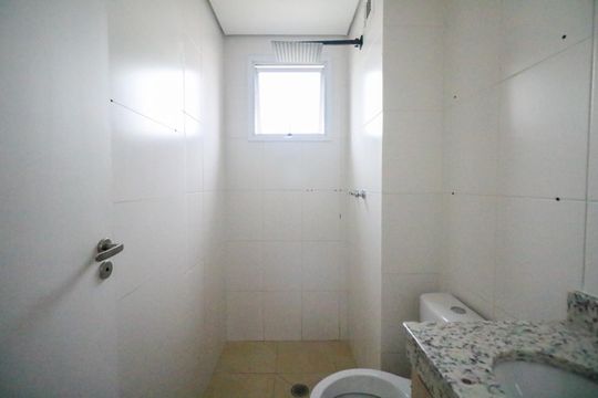 Banheiro de apartamento à venda com 2 quartos, 45m² em Piraporinha, Diadema