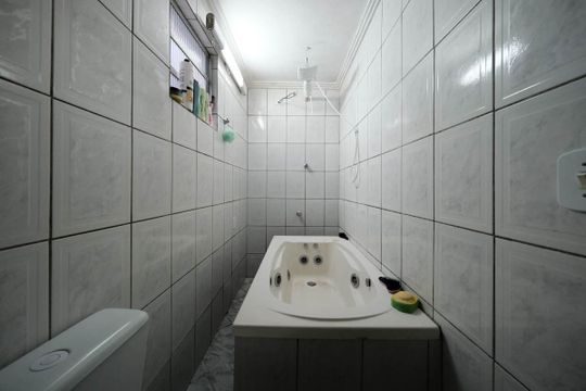 Banheiro social de casa à venda com 7 quartos, 750m² em Vila Dalila, São Paulo