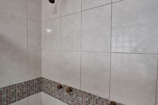 Banheiro da Suíte 2 de casa à venda com 3 quartos, 234m² em Serra Grande, Niterói