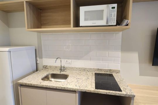 Cozinha de kitnet/studio para alugar com 1 quarto, 23m² em República, São Paulo