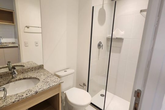 Banheiro de kitnet/studio para alugar com 1 quarto, 23m² em República, São Paulo