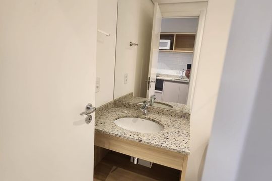 Banheiro de kitnet/studio para alugar com 1 quarto, 23m² em República, São Paulo