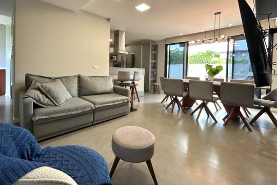 Sala de casa de condomínio para alugar com 4 quartos, 210m² em Campeche, Florianópolis