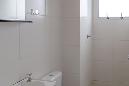 Banheiro de apartamento para alugar com 2 quartos, 44m² em Vila Nova Bonsucesso, Guarulhos