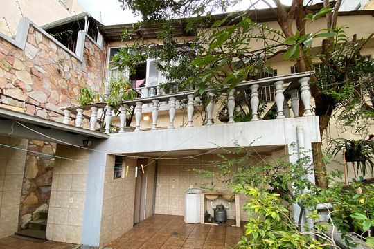 Quintal de casa à venda com 3 quartos, 330m² em Sagrada Família, Belo Horizonte