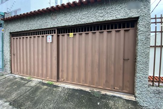 Fachada de casa à venda com 3 quartos, 330m² em Sagrada Família, Belo Horizonte