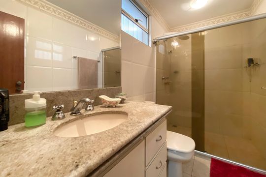 Banheiro de casa à venda com 3 quartos, 330m² em Sagrada Família, Belo Horizonte