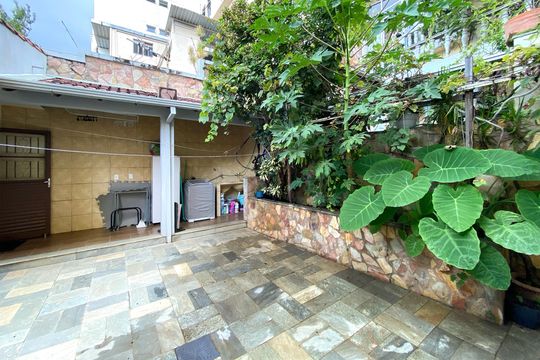 Quintal de casa à venda com 3 quartos, 330m² em Sagrada Família, Belo Horizonte
