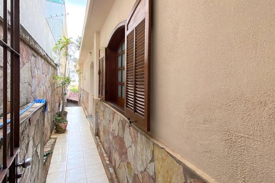 Corredor externo de casa à venda com 3 quartos, 330m² em Sagrada Família, Belo Horizonte