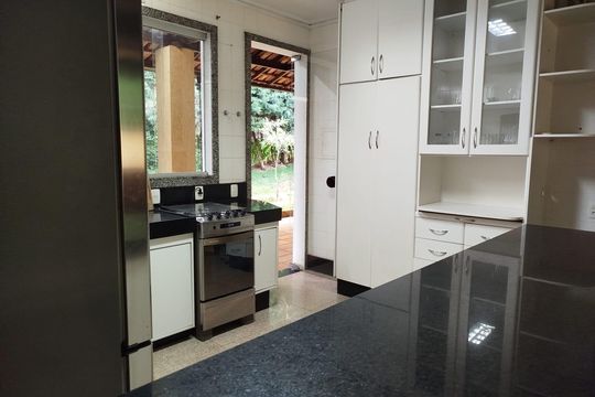 Cozinha de casa de condomínio à venda com 4 quartos, 400m² em Retiro Do Chale, Brumadinho