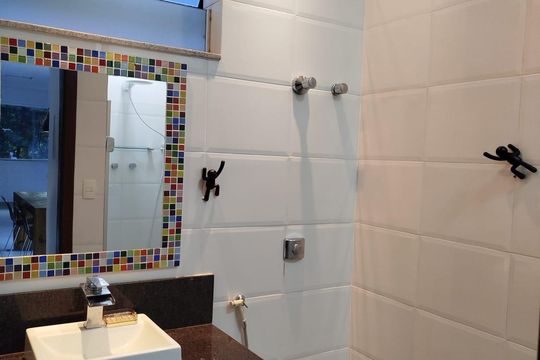 Banheiro de casa de condomínio à venda com 4 quartos, 400m² em Retiro Do Chale, Brumadinho
