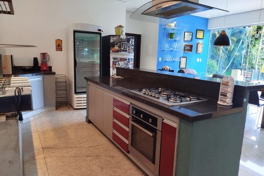 Cozinha de casa de condomínio à venda com 4 quartos, 400m² em Retiro Do Chale, Brumadinho