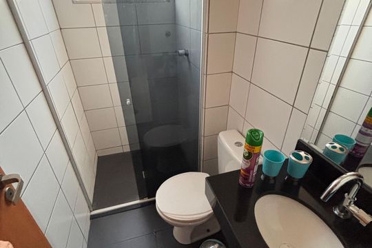 Banheiro de apartamento à venda com 2 quartos, 70m² em Chácara Cotia, Contagem
