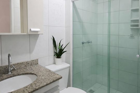 Banheiro de apartamento à venda com 2 quartos, 52m² em Umuarama, Osasco
