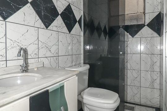 Banheiro de apartamento à venda com 1 quarto, 33m² em Sarandi, Porto Alegre