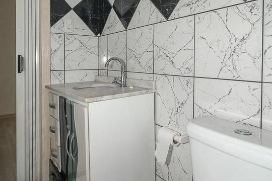 Banheiro de apartamento à venda com 1 quarto, 33m² em Sarandi, Porto Alegre