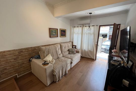 Sala de casa de condomínio à venda com 3 quartos, 140m² em Ilha do Governador, Rio de Janeiro