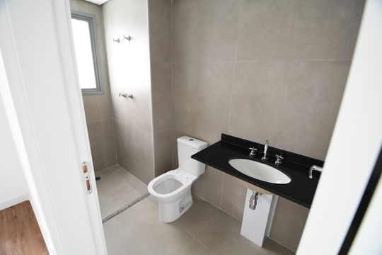 Banheiro Suíte de apartamento à venda com 3 quartos, 139m² em Cambuí, Campinas