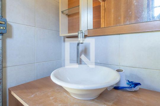 Banheiro do Quarto 3 de casa à venda com 3 quartos, 100m² em Parque Urbano, Porto Alegre