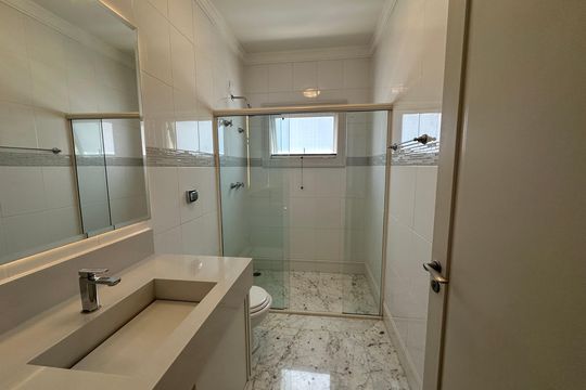 Banheiro da Suíte 4 de casa à venda com 5 quartos, 580m² em Alphaville Industrial, Barueri