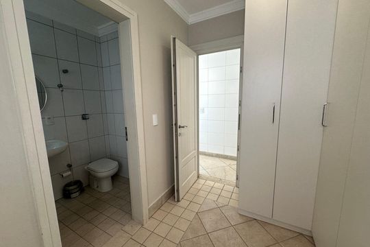 Quarto de Serviço de casa à venda com 5 quartos, 580m² em Alphaville Industrial, Barueri