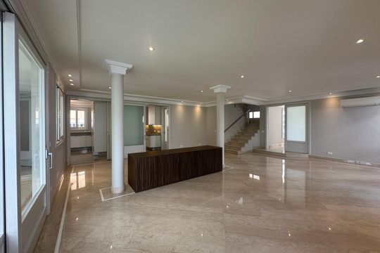 Sala de casa à venda com 5 quartos, 580m² em Alphaville Industrial, Barueri