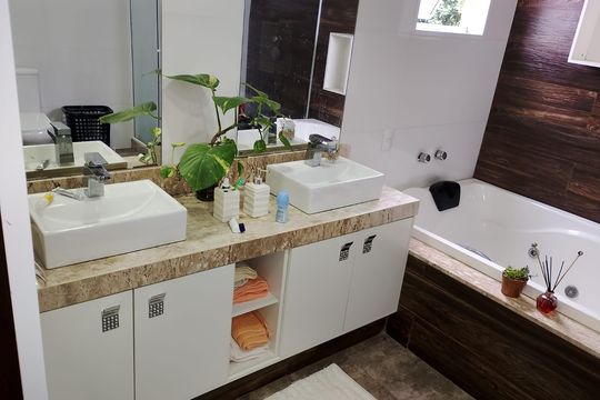Banheiro de casa à venda com 3 quartos, 450m² em Jacarepaguá, Rio de Janeiro