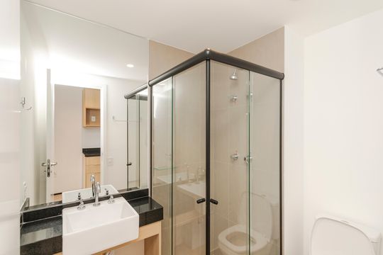 Banheiro de kitnet/studio para alugar com 1 quarto, 21m² em Santo Amaro, São Paulo