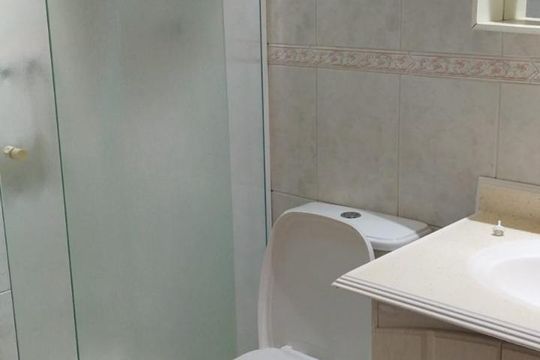 Banheiro de apartamento à venda com 2 quartos, 64m² em Vila Pirajussara, São Paulo