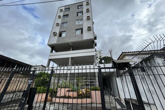 Fachada + plaquinha de apartamento para alugar com 2 quartos, 70m² em Cascadura, Rio de Janeiro