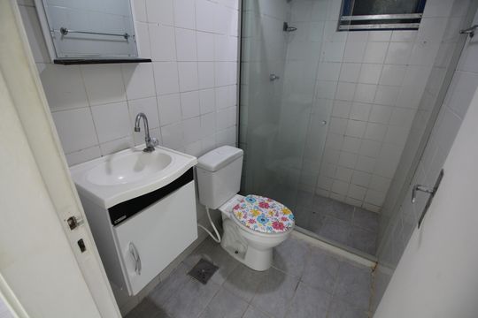 Banheiro  de apartamento à venda com 2 quartos, 43m² em Jacarepaguá, Rio de Janeiro