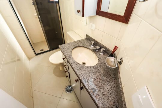 Banheiro social de apartamento para alugar com 1 quarto, 45m² em Vila Mariana, São Paulo