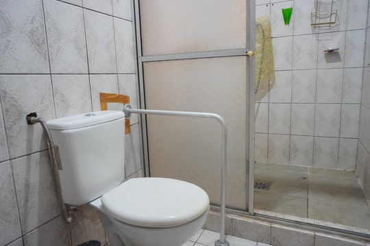 Banheiro 1 com acessórios de apoio  de casa à venda com 3 quartos, 54m² em Vila Nova, Porto Alegre