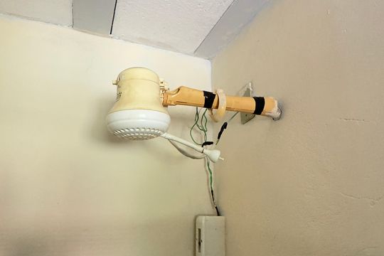 Banheiro de kitnet/studio para alugar com 1 quarto, 30m² em Ponta Negra, Maricá