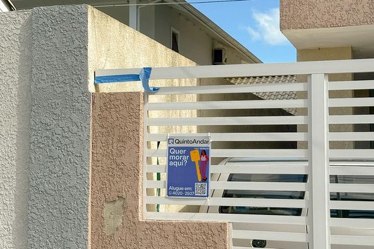Plaquinha de apartamento para alugar com 2 quartos, 80m² em Ingleses do Rio Vermelho, Florianópolis