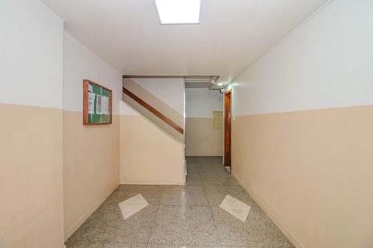 Hall de entrada de apartamento à venda com 2 quartos, 57m² em Vila Ipiranga, Porto Alegre
