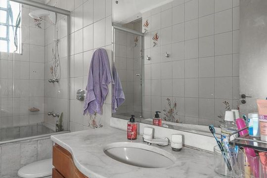 Banheiro da Suíte de apartamento à venda com 3 quartos, 100m² em Jardim Lindóia, Porto Alegre