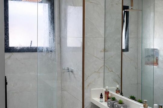 Banheiro de apartamento à venda com 2 quartos, 51m² em São Pedro, Osasco