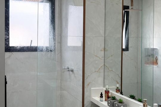 Banheiro de apartamento à venda com 2 quartos, 51m² em São Pedro, Osasco