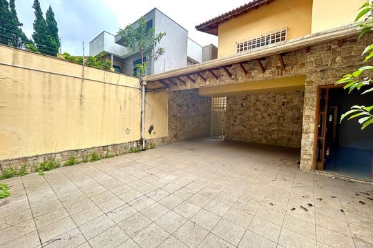 Garagem de casa à venda com 8 quartos, 372m² em Vila Rosalia, Guarulhos