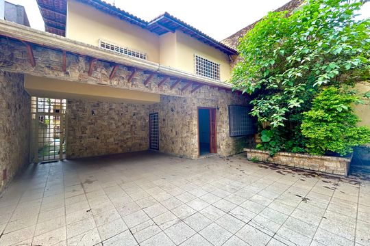Garagem de casa à venda com 8 quartos, 372m² em Vila Rosalia, Guarulhos