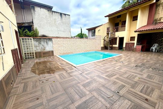 Piscina  de casa à venda com 8 quartos, 372m² em Vila Rosalia, Guarulhos