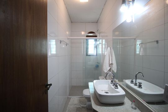 Banheiro de casa à venda com 5 quartos, 435m² em Chácara das Pedras, Porto Alegre