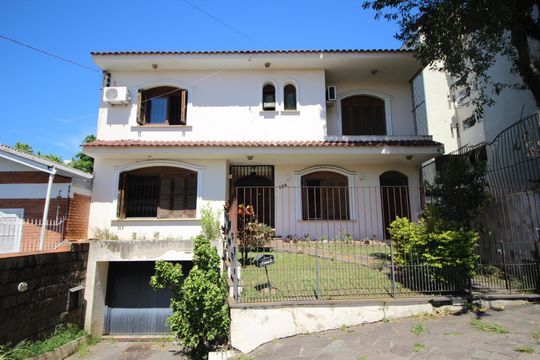 Fachada de casa à venda com 5 quartos, 435m² em Chácara das Pedras, Porto Alegre