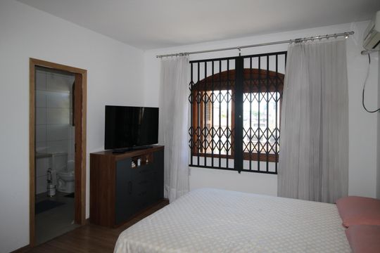 Suíte 1 de casa à venda com 5 quartos, 435m² em Chácara das Pedras, Porto Alegre