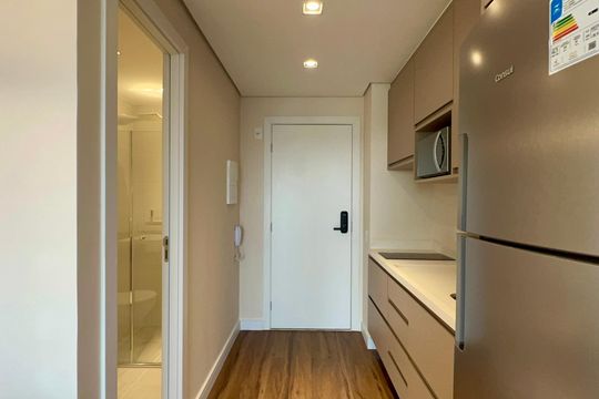 Cozinha de apartamento para alugar com 1 quarto, 55m² em Pinheiros, São Paulo