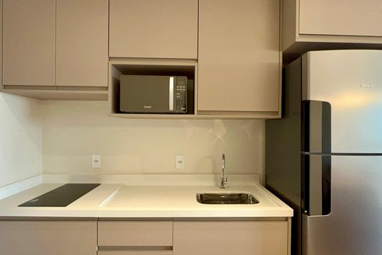 Cozinha de apartamento para alugar com 1 quarto, 55m² em Pinheiros, São Paulo