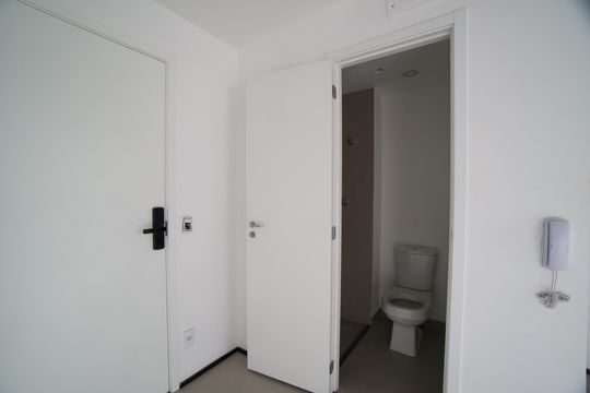 Banheiro de kitnet/studio para alugar com 1 quarto, 24m² em Cerqueira César, São Paulo